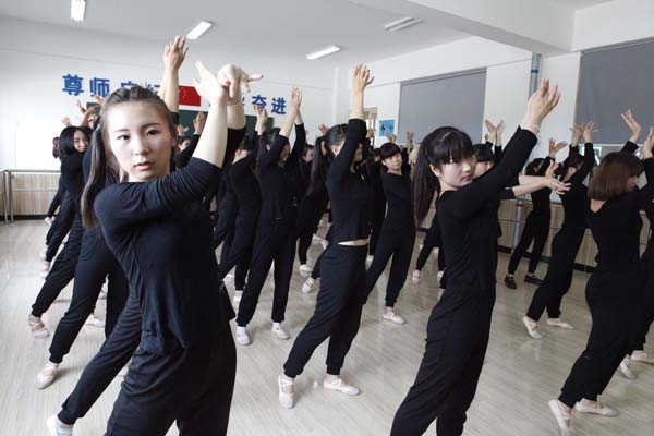 幼师专业学生练习跳舞