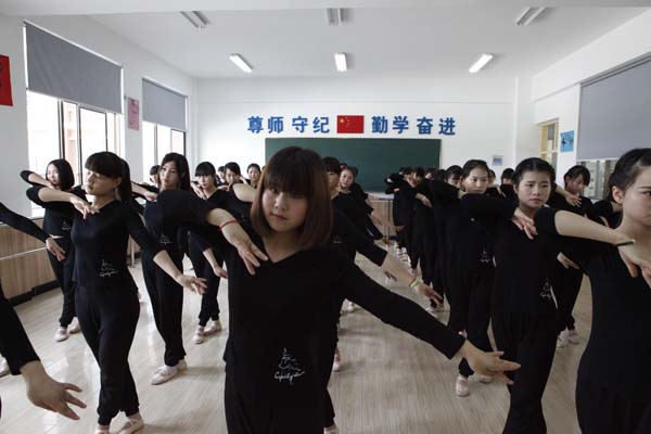 幼师专业学生练习跳舞