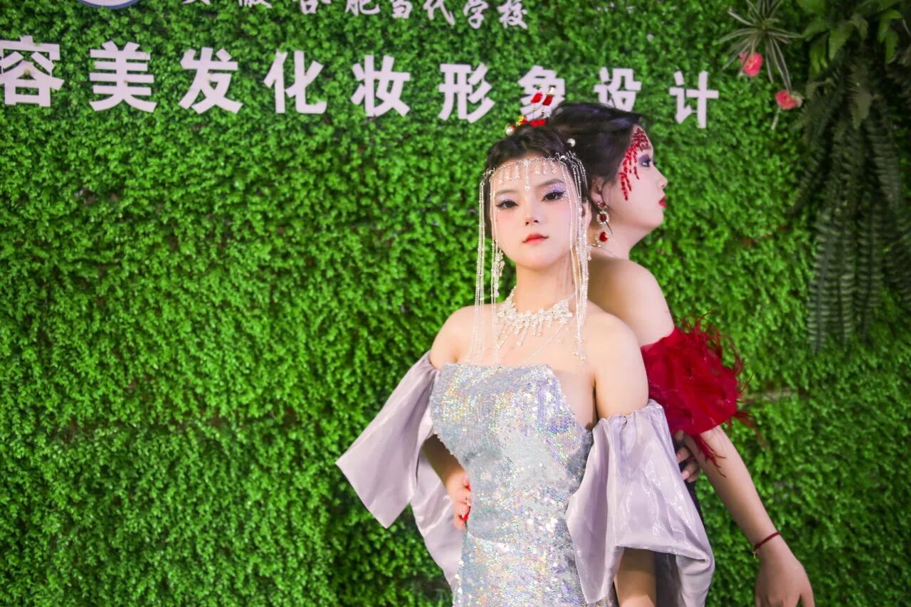 美容美发化妆专业火热招生中！用手艺解锁青春新可能
