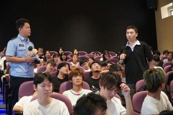 安全“第一课”，护航新学期｜新站分局特巡大队走进合肥当代学校开讲！